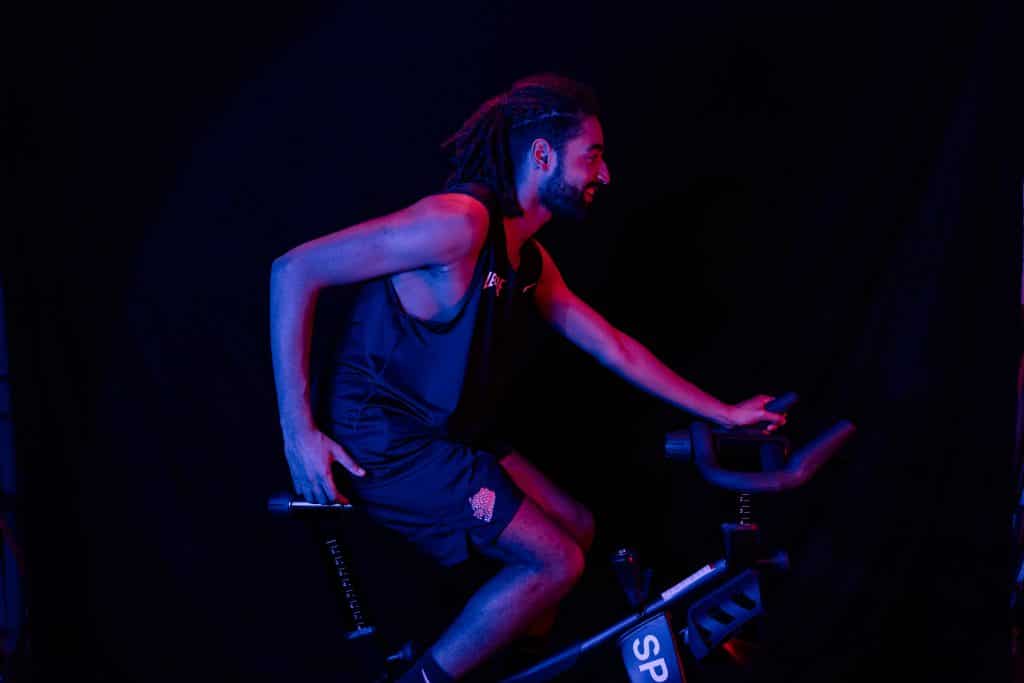 spinning indoor cycling paris 1 : un homme fait du vélo d'appartement