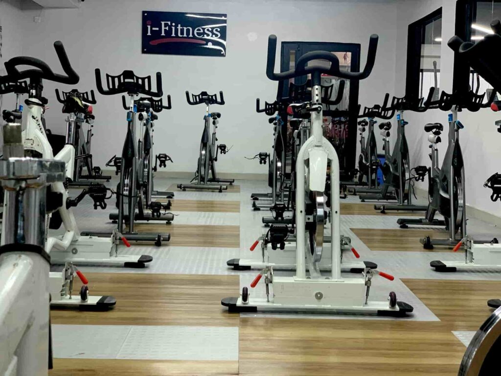 Programme cardio vélo en salle : une salle de vélo cycling