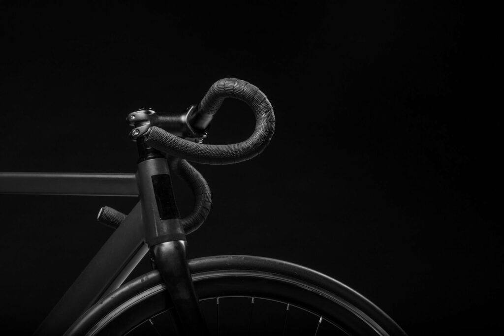 programme vélo d'appartement pour muscler : un guidon d'un vélo d'appartement