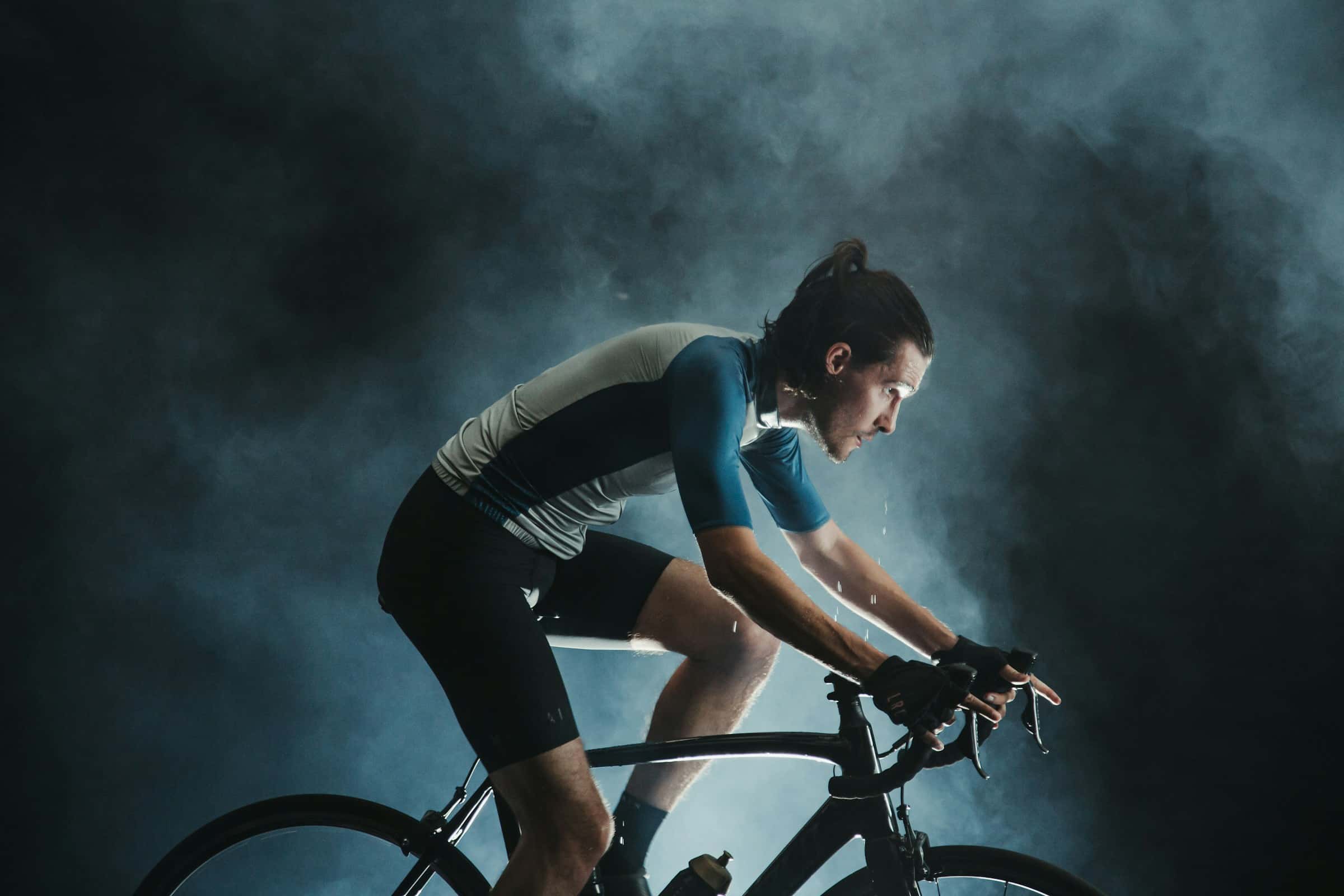 Programme velo spinning : un homme fait une séance de vélo spinning