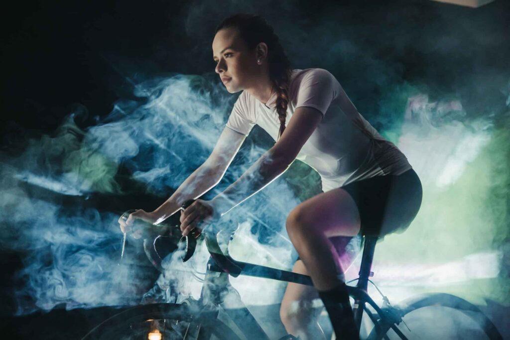 Une femme fait un programme velo spinning