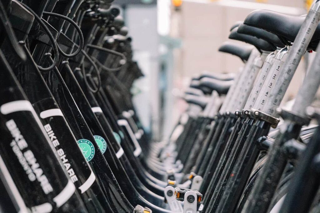 faire du vélo en salle fait il maigrir : une salle d'indoor cycling