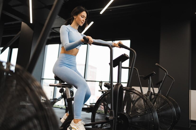 Spinning bienfaits : une femme qui fait du spinning